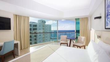 Altitude Corner Suite Partial View | Minibar, una cassaforte in camera, una scrivania, insonorizzazione