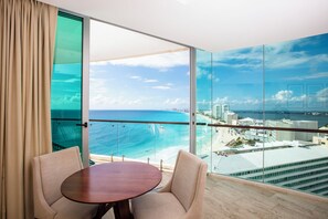 Minibar, caja de seguridad en la habitación y escritorio 