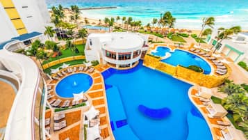 4 outdoor pools, sun loungers