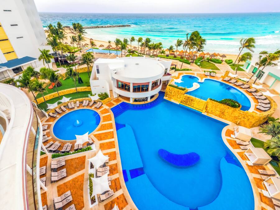 4 buitenzwembaden, ligstoelen bij het zwembad