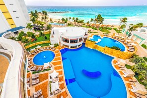 4 outdoor pools, sun loungers - Altitude at Krystal Grand Cancun - All inclusive (Cancun)
