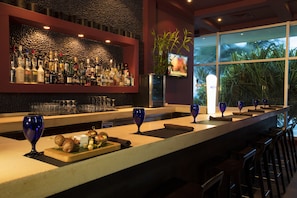 6 Bars/Lounges, Poolbar