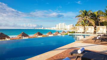 4 piscine all'aperto, lettini