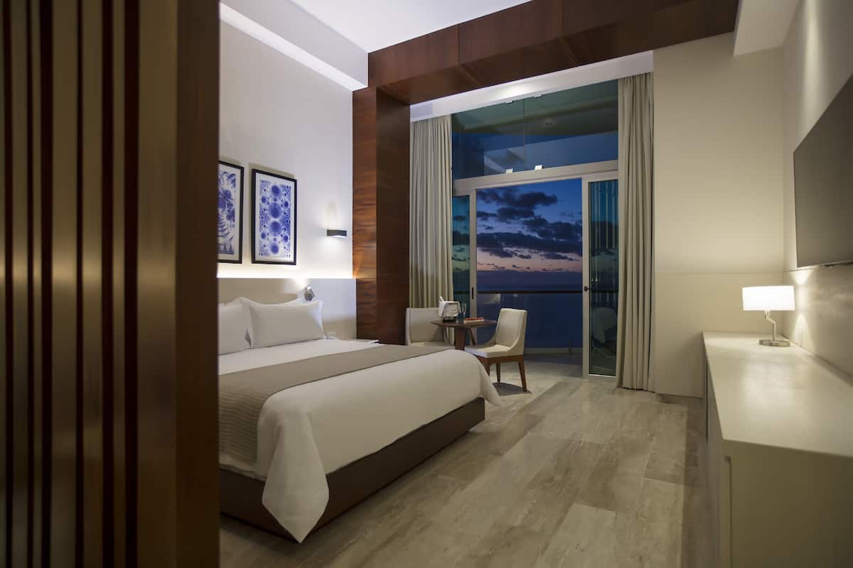 Altitude Master Suite | Bar mini, peti besi dalam bilik, meja, kalis bunyi