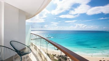 Altitude Corner Suite Ocean Front | Balkon
