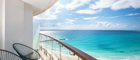 Altitude Corner Suite Ocean Front | Balcón