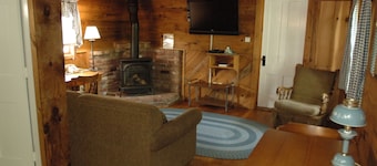 Cozy Cabin with beautiful mountain view located along the scenic Saco River