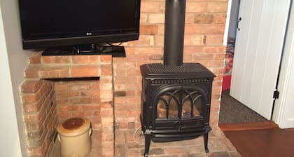Cozy Cabin with beautiful mountain view located along the scenic Saco River