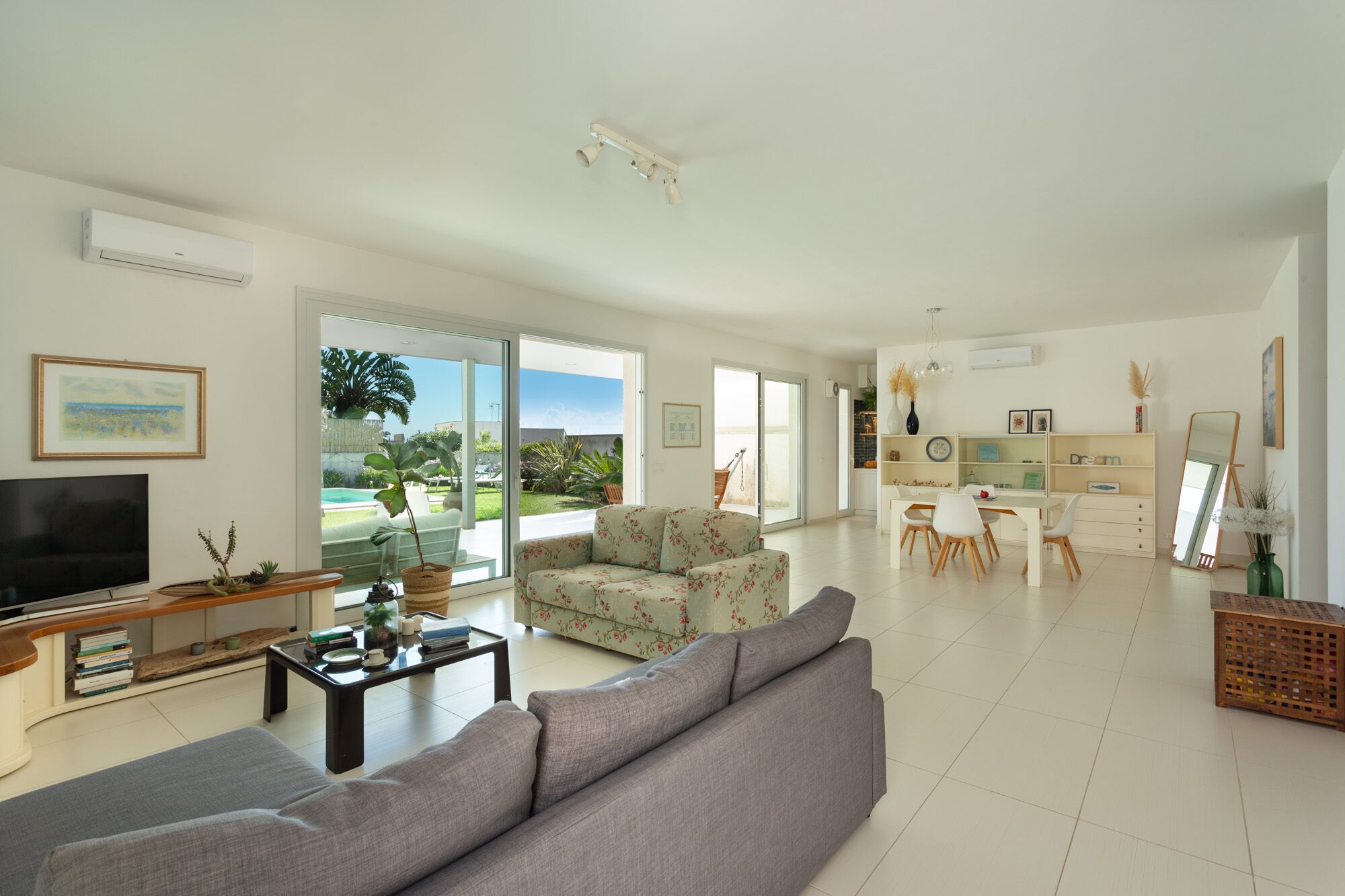 Smart-TV, Bücher, Stereoanlage