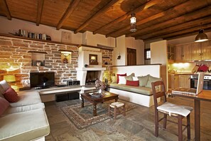 TV, peis, DVD-spiller og bøker