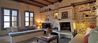 PELIONHOMES | Villa DIONI rentoutua rauhallisessa huvilassa pienellÀ jÀÀhdytysaltaalla