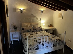 1 dormitori, planxa i posts de planxar i un bressol de viatge