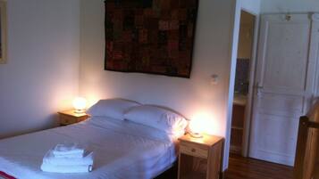 1 slaapkamer, een strijkplank/strijkijzer, wifi, beddengoed