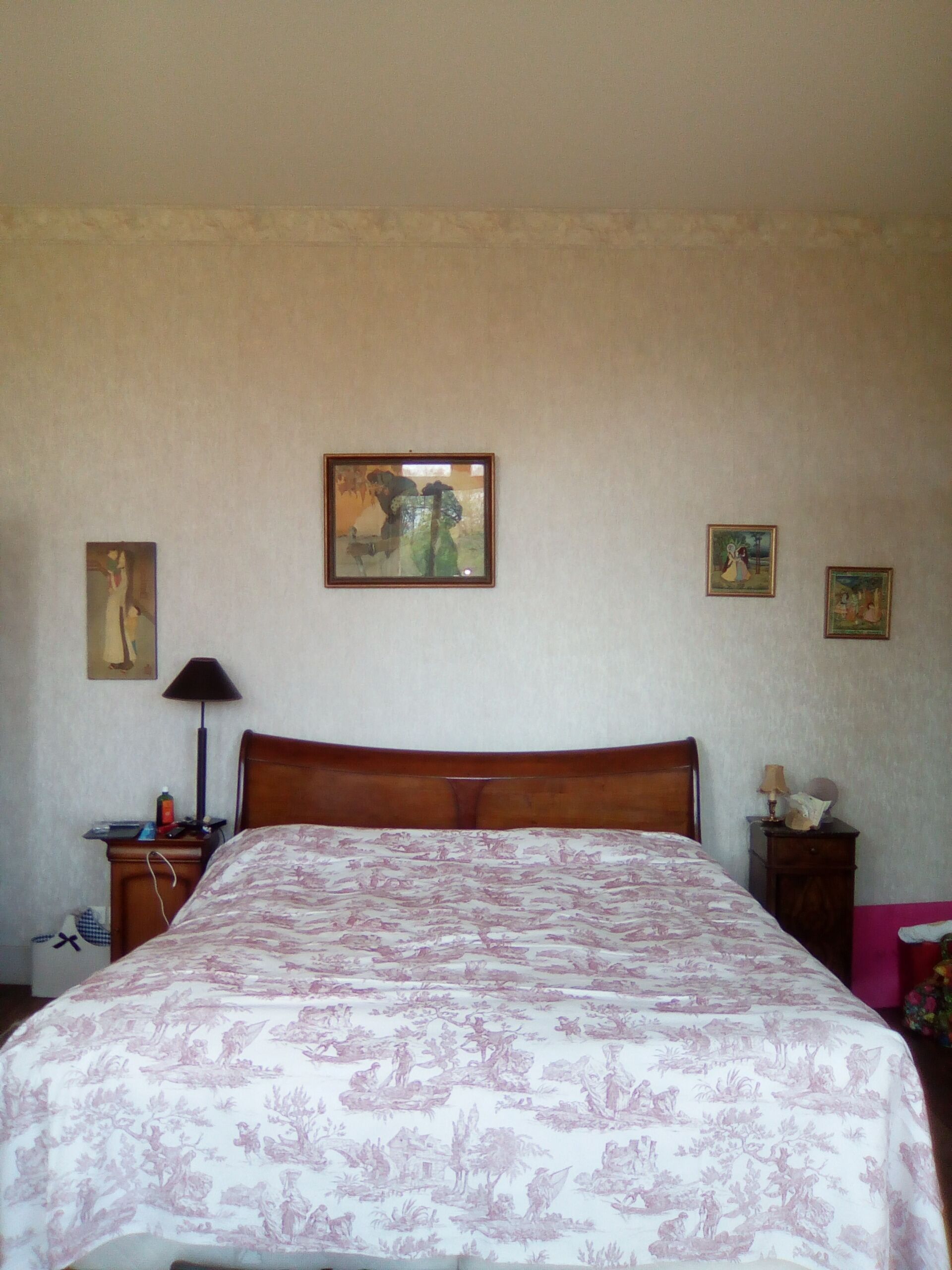 4 habitaciones, tabla de planchar con plancha y ropa de cama 