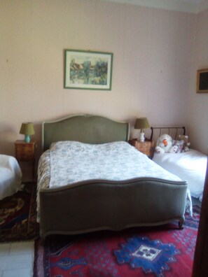 4 bedrooms, iron/ironing board, bed sheets - CASTLE IN BOCAGE BOURBONNAIS (Vallon-En-Sully)