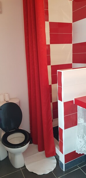 Secador de cabelo, toalhas de banho