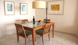 Dining - Beachfront apartment, swimming pool with salt water, gardens 2 min walk to the beach.  (Almuñecar (Granada))