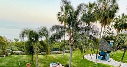 Beachfront apartment, swimming pool with salt water, gardens 2 min walk to the beach.