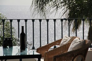 Outdoor dining - Beachfront apartment, swimming pool with salt water, gardens 2 min walk to the beach.  (Almuñecar (Granada))