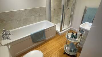 Egyptian cotton sheets, premium bedding, WiFi (free)