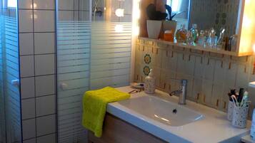 Bathtub, hair dryer, towels