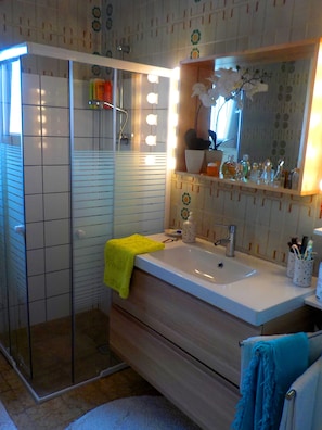 Bathtub, hair dryer, towels