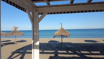 Ubicación cercana a la playa, tumbonas y toallas de playa