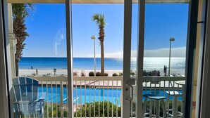 Ein Poolbereich mit Blick auf den Strand und den Ozean.