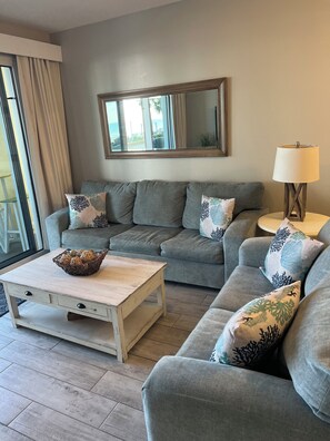Smart-tv, dvd-afspiller, bøger, videobibliotek