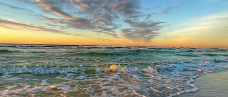 Plage à proximité, chaises longues, serviettes de plage