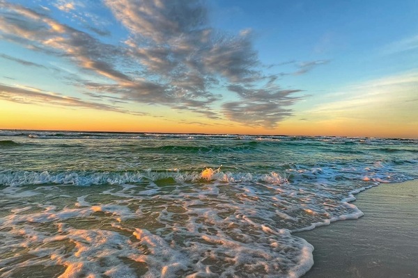 Ubicación cercana a la playa, tumbonas y toallas de playa