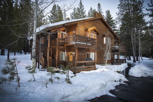 Best Tahoe Donner Location. EV Charger. Fast WiFi. Unlimited Hot Water.