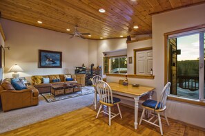 Téléviseur, foyer, lecteur de DVD, livres