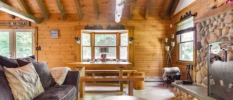 Smart-TV, Kamin, Videospielkonsole, Bücher