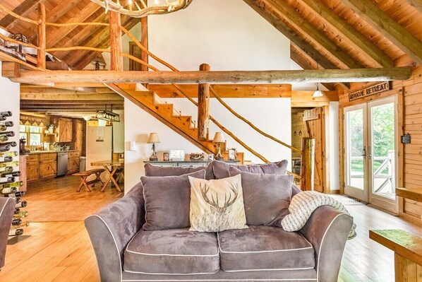 Smart TV, chimenea, consola de videojuegos, libros