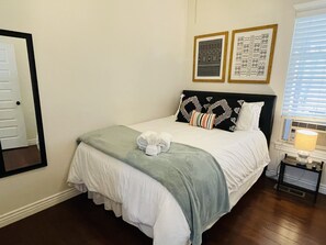 2 habitaciones, tabla de planchar con plancha, wifi y ropa de cama 