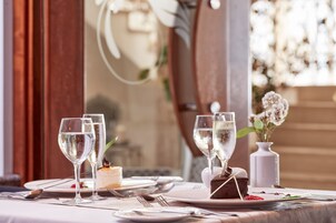 3 restaurants, breakfast served