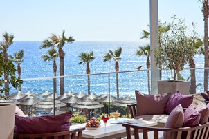 2 bars/lounges, lobby lounge