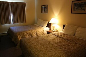 Quarto standard, 2 camas Queen | Roupas de cama premium, quartos à prova de som, Wi-Fi de cortesia