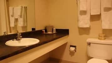 Combined shower/tub, free toiletries, towels