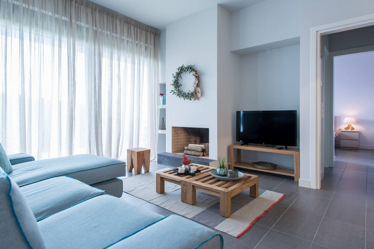 Appartement | Woonkamer | Een 42-inch flatscreentelevisie met satellietzenders en een smart-tv