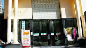A hotel entrance with columns, a signboard, and a glass door. - Greentree Alliance Guangdong Shenzhen Foyong Subw (SHENZHEN)