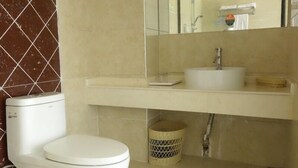 A bathroom with a white toilet, a sink, and a mirror above the sink. - Greentree Inn Ningbo Dongqian Lake Yinxian Mozhi (Ningbo)