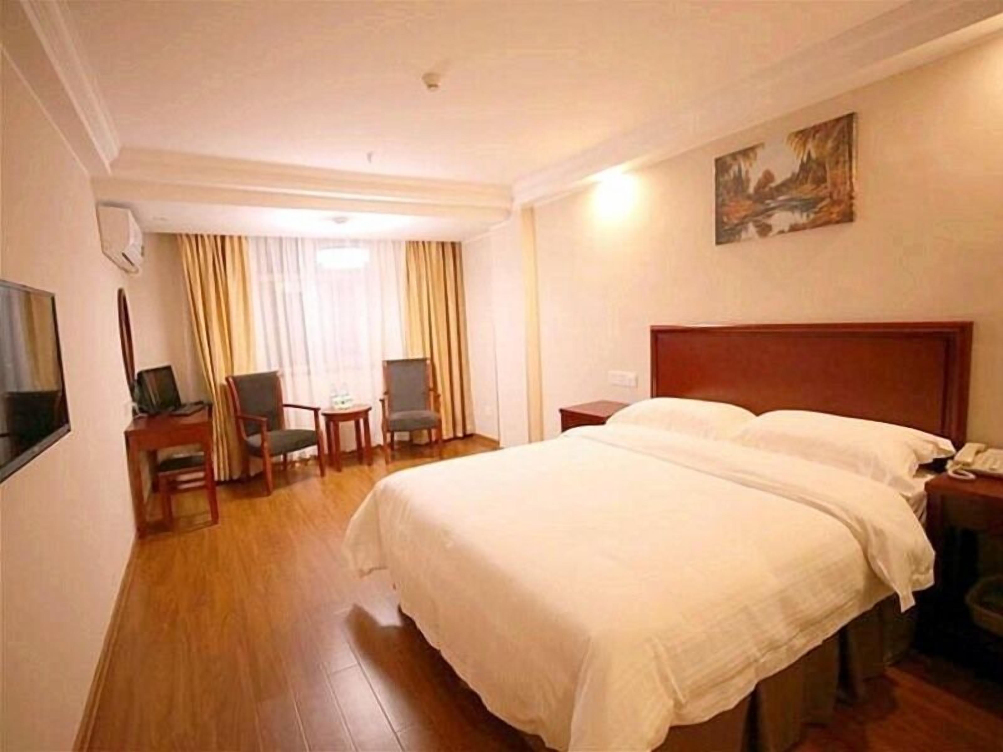 In-room safe, WiFi (free)