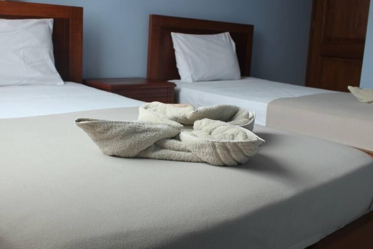 Habitación con 2 camas individuales | Escritorio, camas extra y wifi gratis