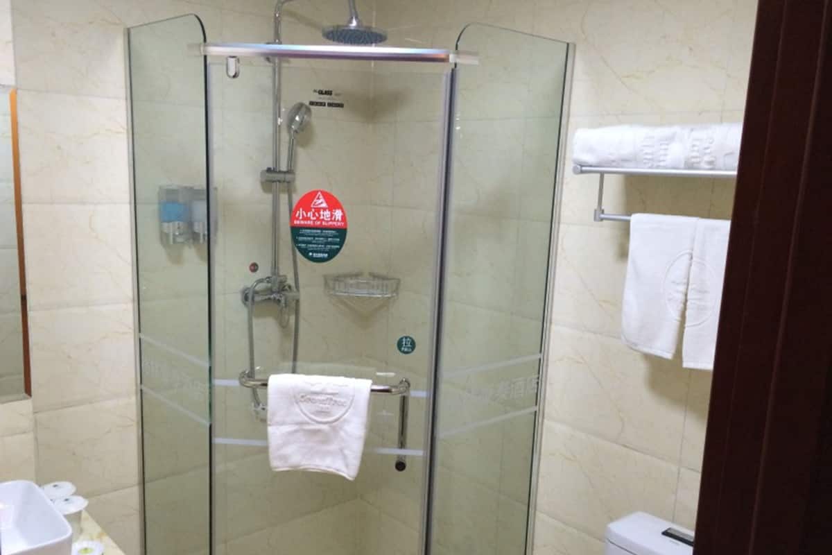 Dusche, kostenlose Toilettenartikel, Haartrockner, Hausschuhe