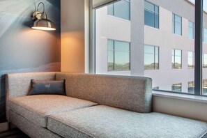 Schreibtisch, laptopgeeigneter Arbeitsplatz, Bügeleisen/Bügelbrett