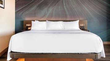 Una cama bien hecha con sábanas blancas, cabecera de madera y una pared con un diseño abstracto en espiral.
