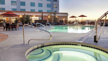 Piscine extérieure, chaises longues