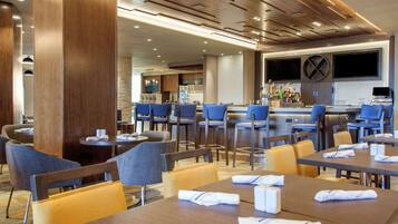 Petit déjeuner et dîner servis sur place